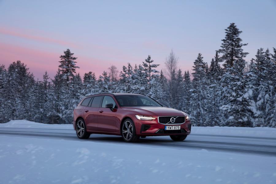  Volvo V60 T8 R-Design 2018 года  (WW) (фото 7 из 19)